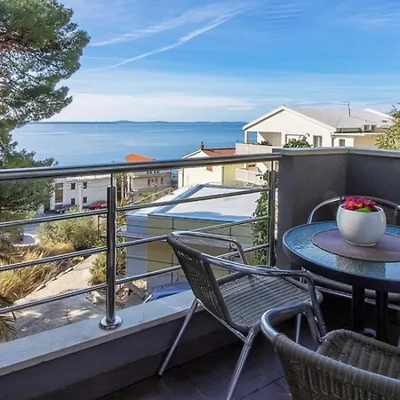 Apartament Family-friendly With Swimming Pool Krilo Jesenice, Omis - 13898 Jesenice (Split-Dalmatia)