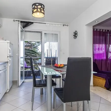Apartament Family-friendly With Swimming Pool Krilo Jesenice, Omis - 13898 Jesenice (Split-Dalmatia)