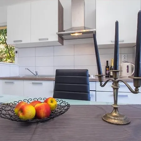 Apartament Family-friendly With Swimming Pool Krilo Jesenice, Omis - 13898 Jesenice (Split-Dalmatia)